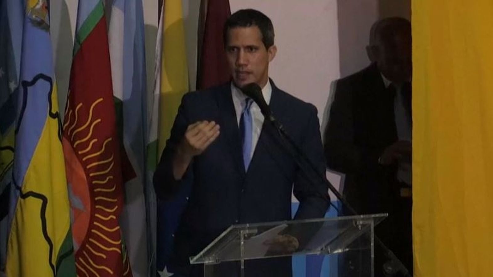 Juan Guaidó en l'acte en un periòdic, on va jurar com a president reelegit del Parlament