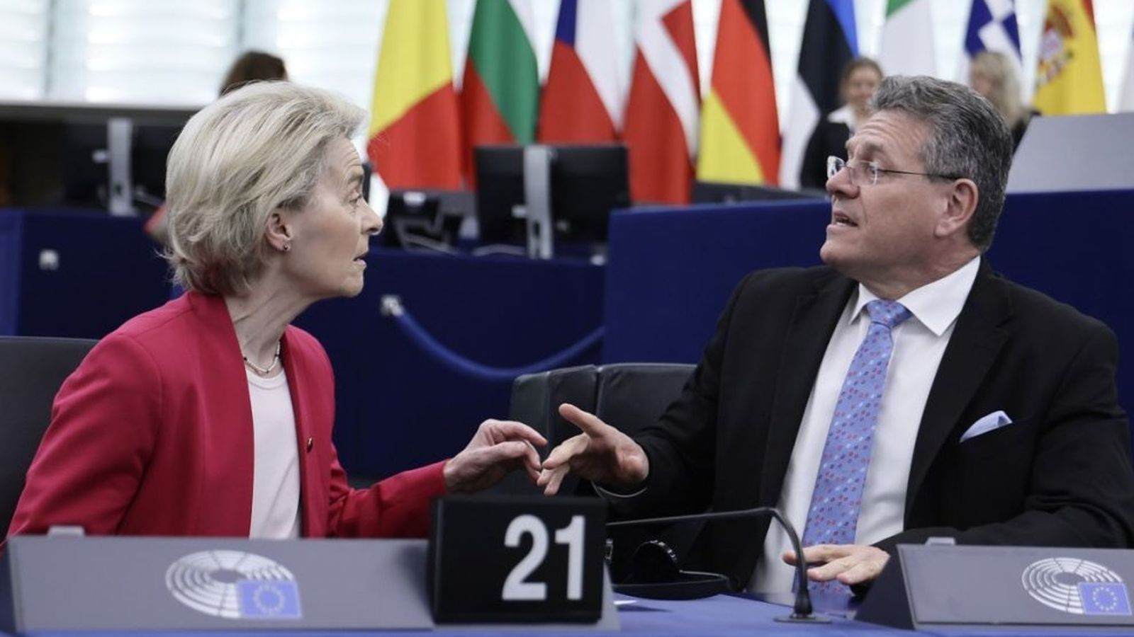 Ursula von der Leyen parla amb el comissari Maros Sefcovic, a Estrasburg