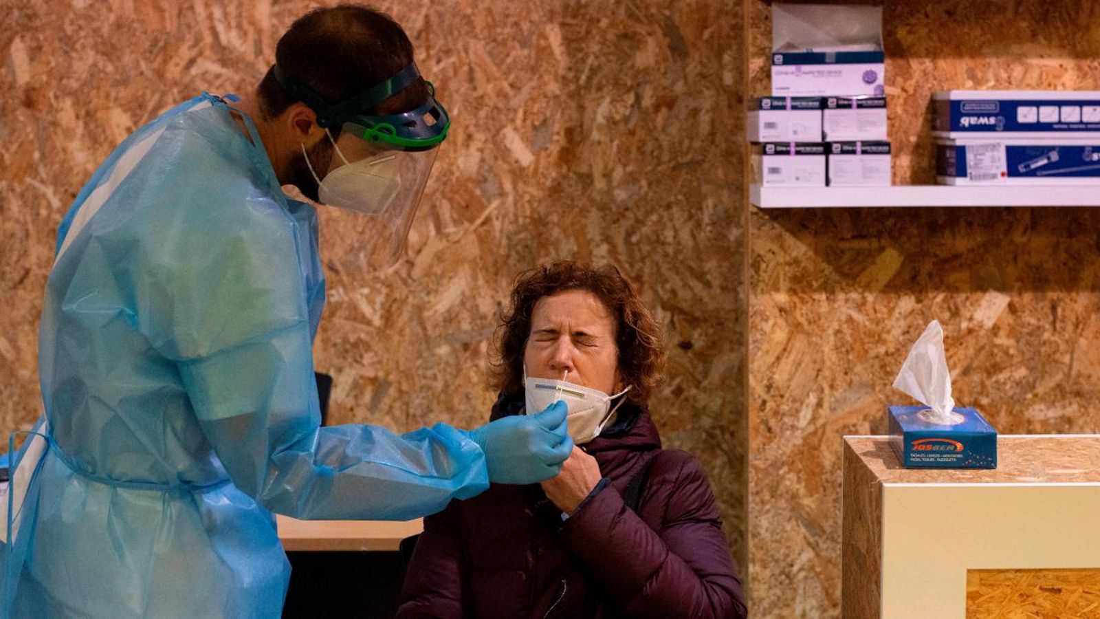 Una dona se sotmet a un test PCR