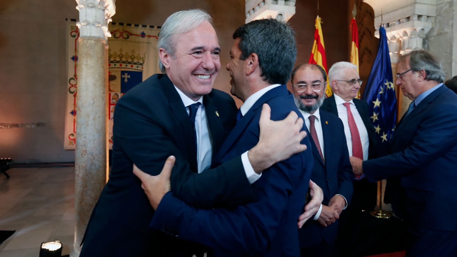 El president Mazón abraça el president aragonés en l’acte de presa de possessió en la seu de les Corts d’Aragó