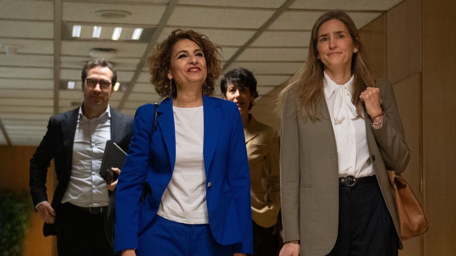 D'esquerra a dreta els ministres Carlos Cuerpo (Economia, María Jesús Montero (vicepresidenta primera i Hisenda), Elma Saiz (portaveu i Seguretat Social) i Sara Aagesen (vicepresidenta tercera i Transició Ecològica)