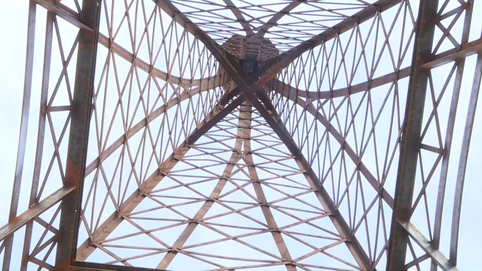 Vista interior de la torre construïda amb ferro reciclat