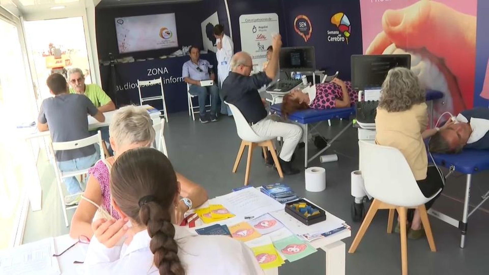 L'Autobús del Cervell compta amb tres espais destinats al diagnòstic, a la formació i a l'entrenament i exercici del cervell