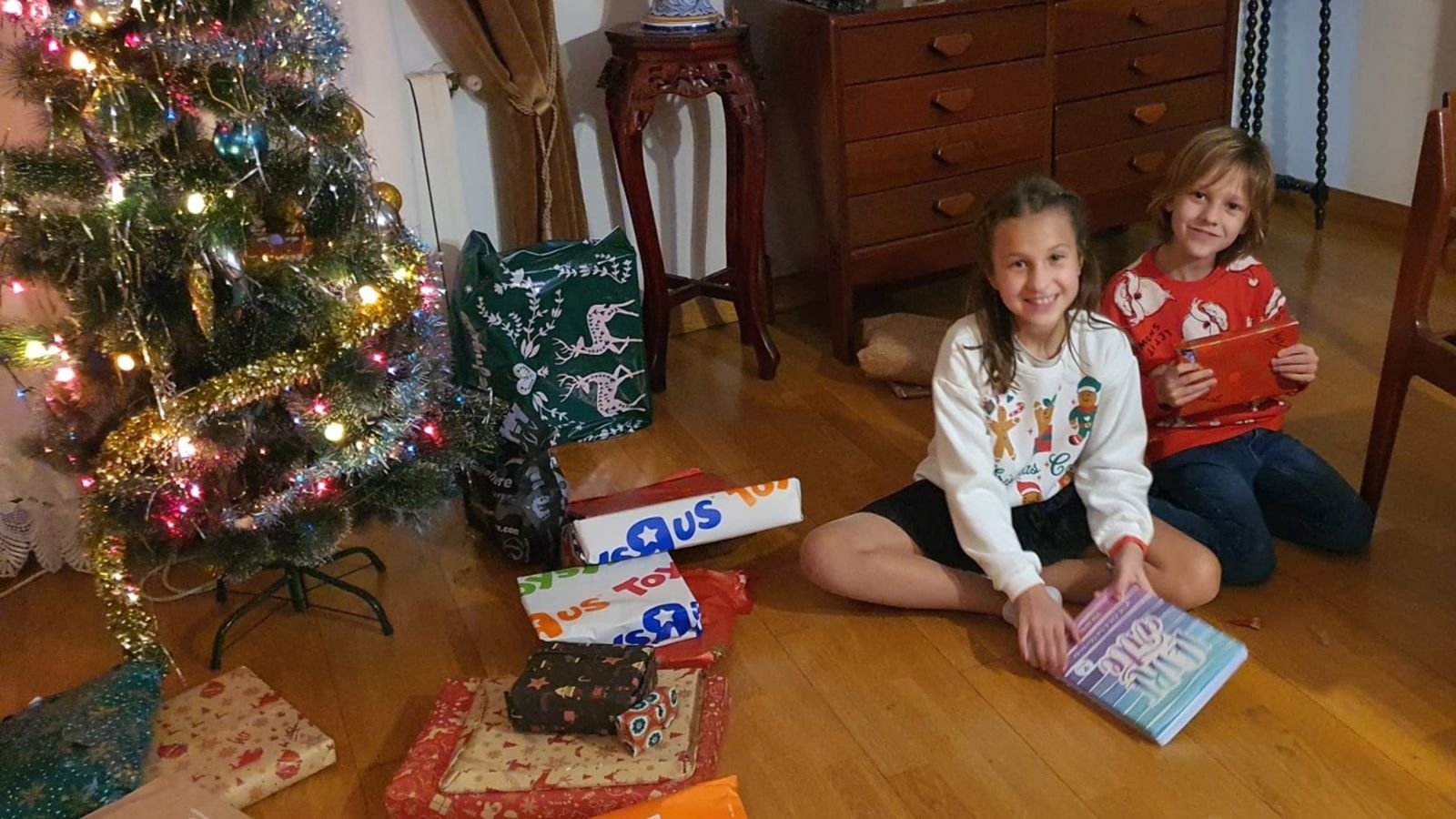 L’emoció en les cares dels xiquets es fa patent mentre obrin els regals