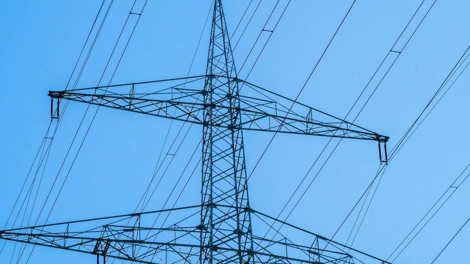 Torres de distribució d'energia elèctrica en una imatge d'arxiu