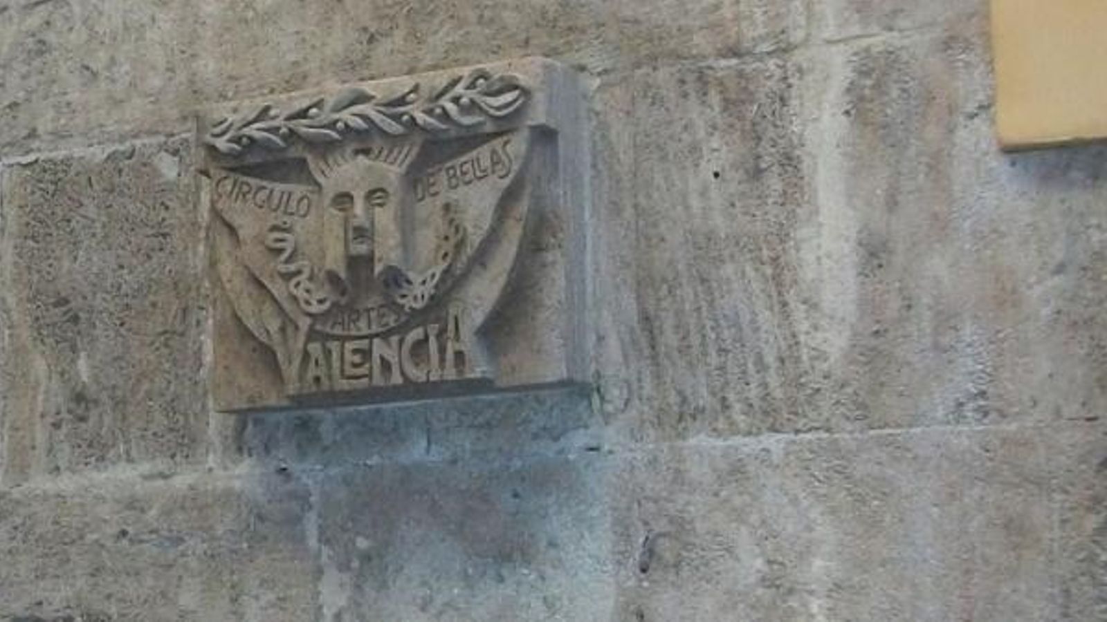 Detall de la façana de l'edifici del Cercle de Belles Arts de València