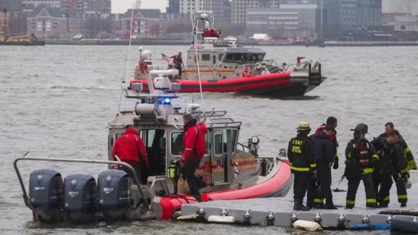 Equips treballen en la zona de l'helicòpter sinistrat en el riu Hudson, a Nova York (els EUA)