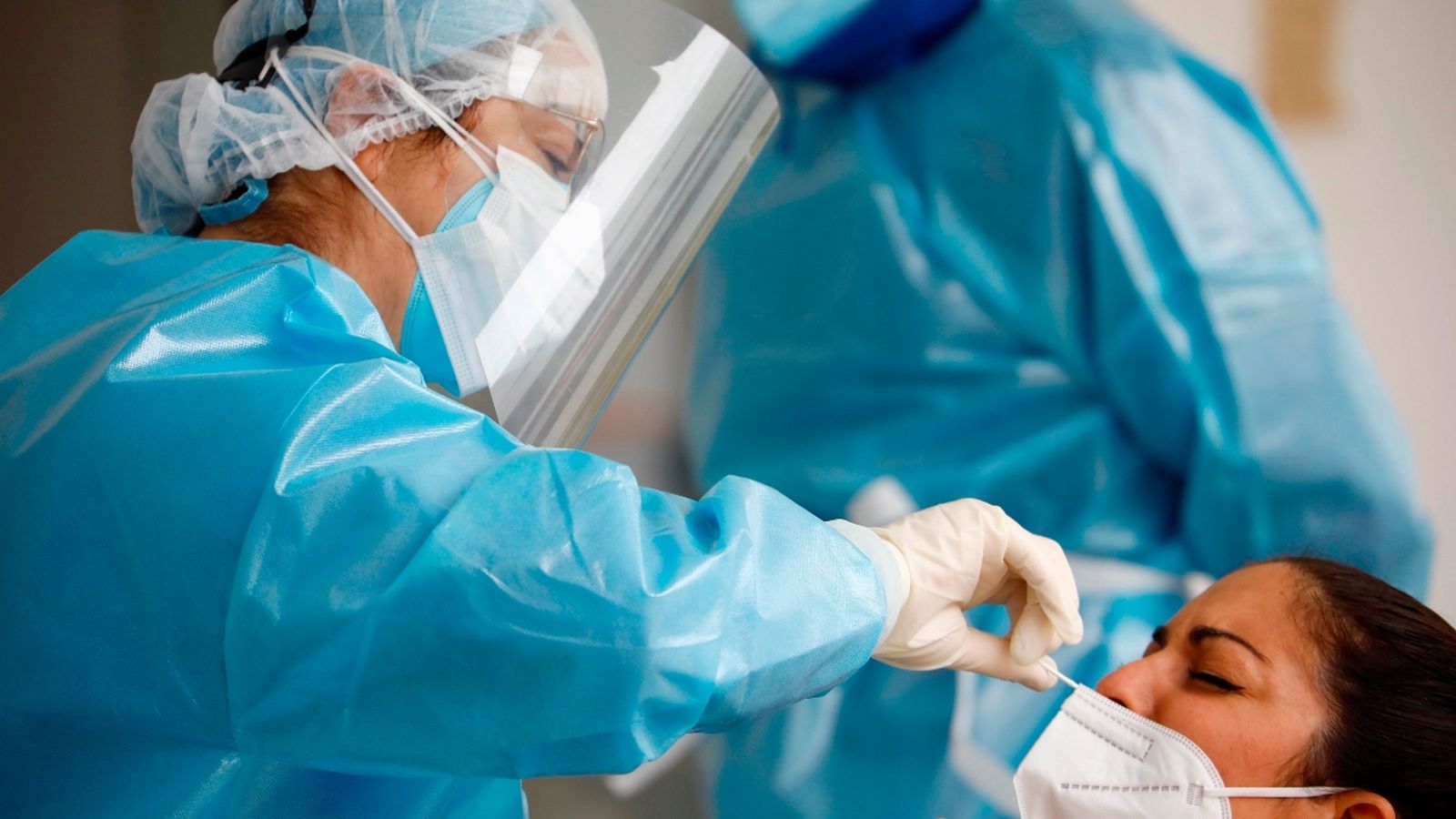 Personal sanitari realitzant tests