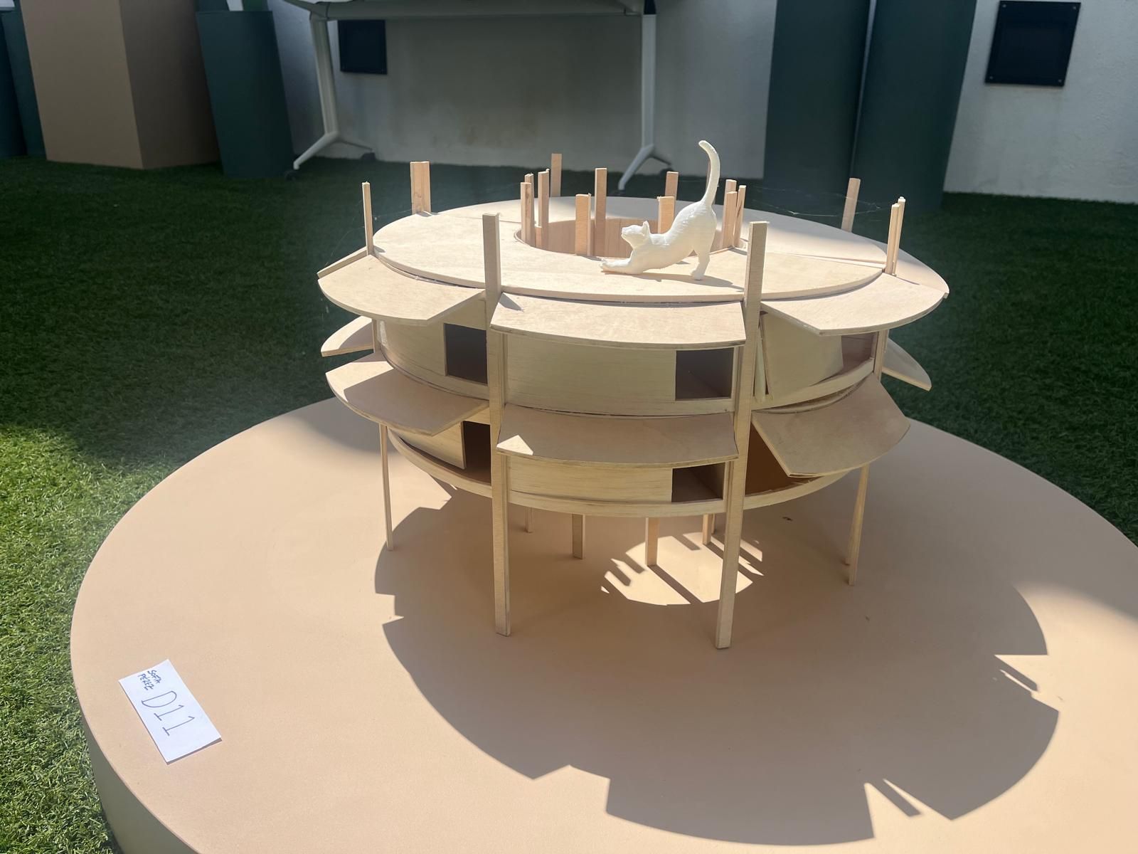 Un refugi per a gats de carrer circular i que té dos plantes