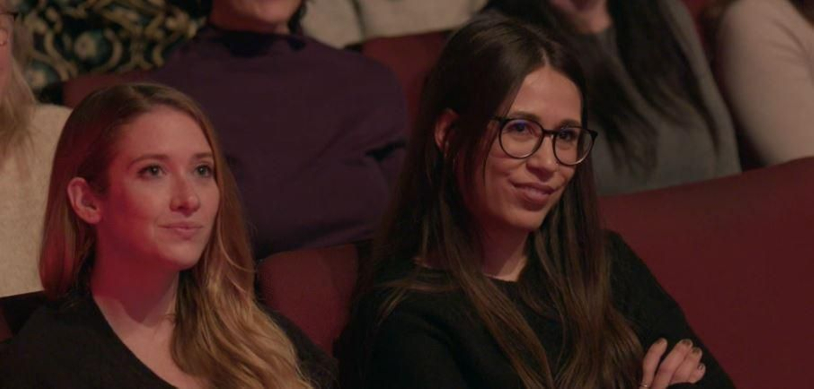 Sa germana (a la dreta) escolta com Daniela, en acabar el monòleg, li dona les gràcies