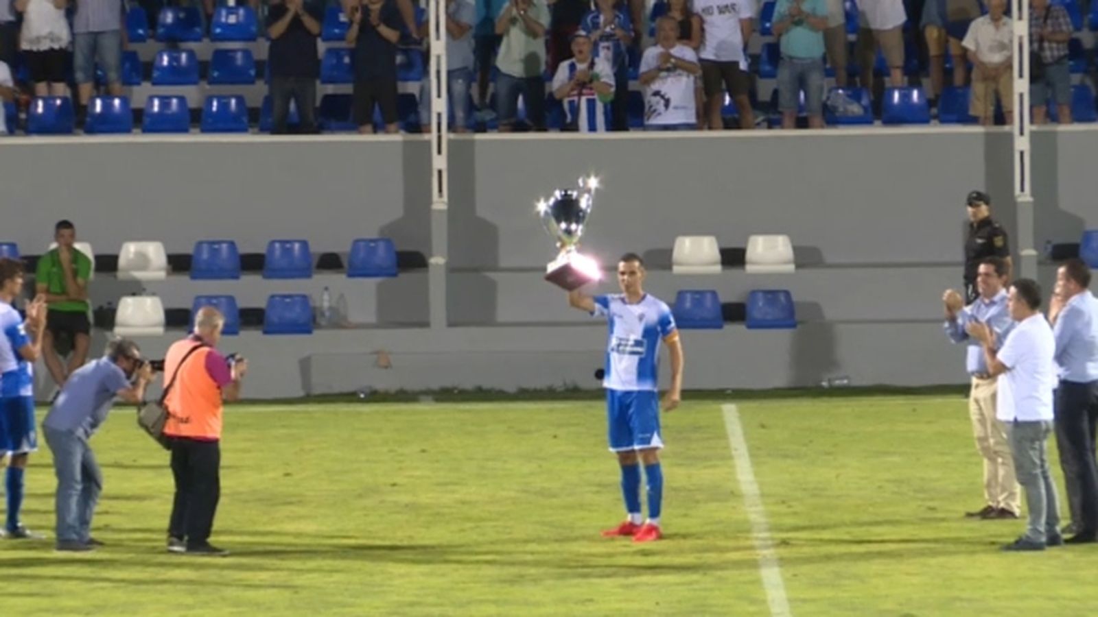 El jugador de l'Alcoià, Tomás Ruso, alça el trofeu que han guanyat a l'Elx.