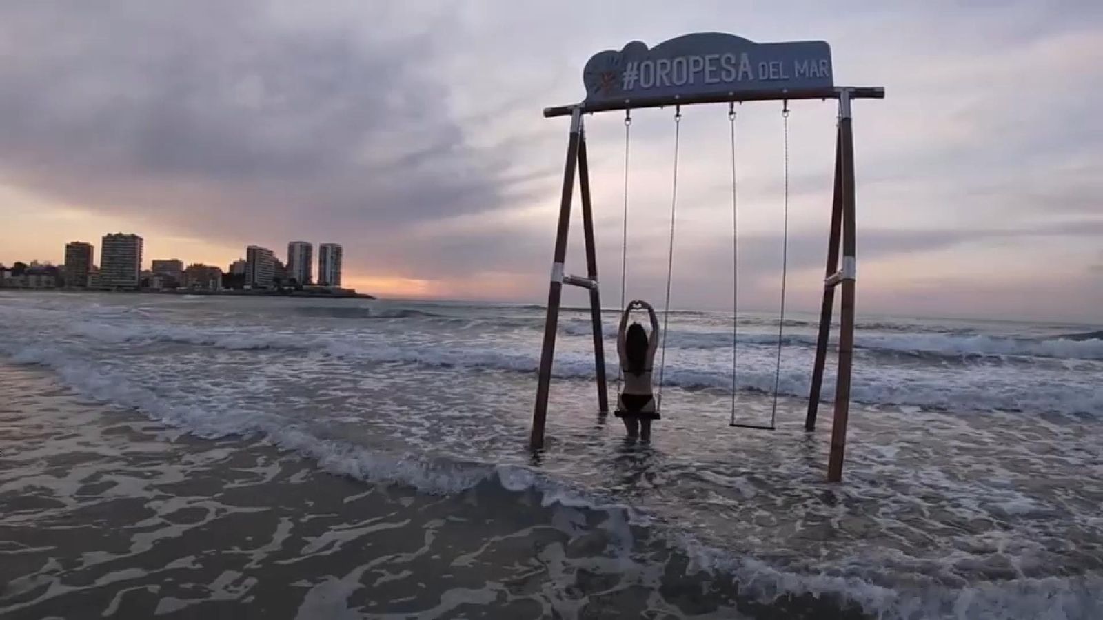 Engrunssadora que va instal·lar l'ajuntament l'any passat en la costa d'Orpesa en una imatge de l'espot promocional de l'any passat