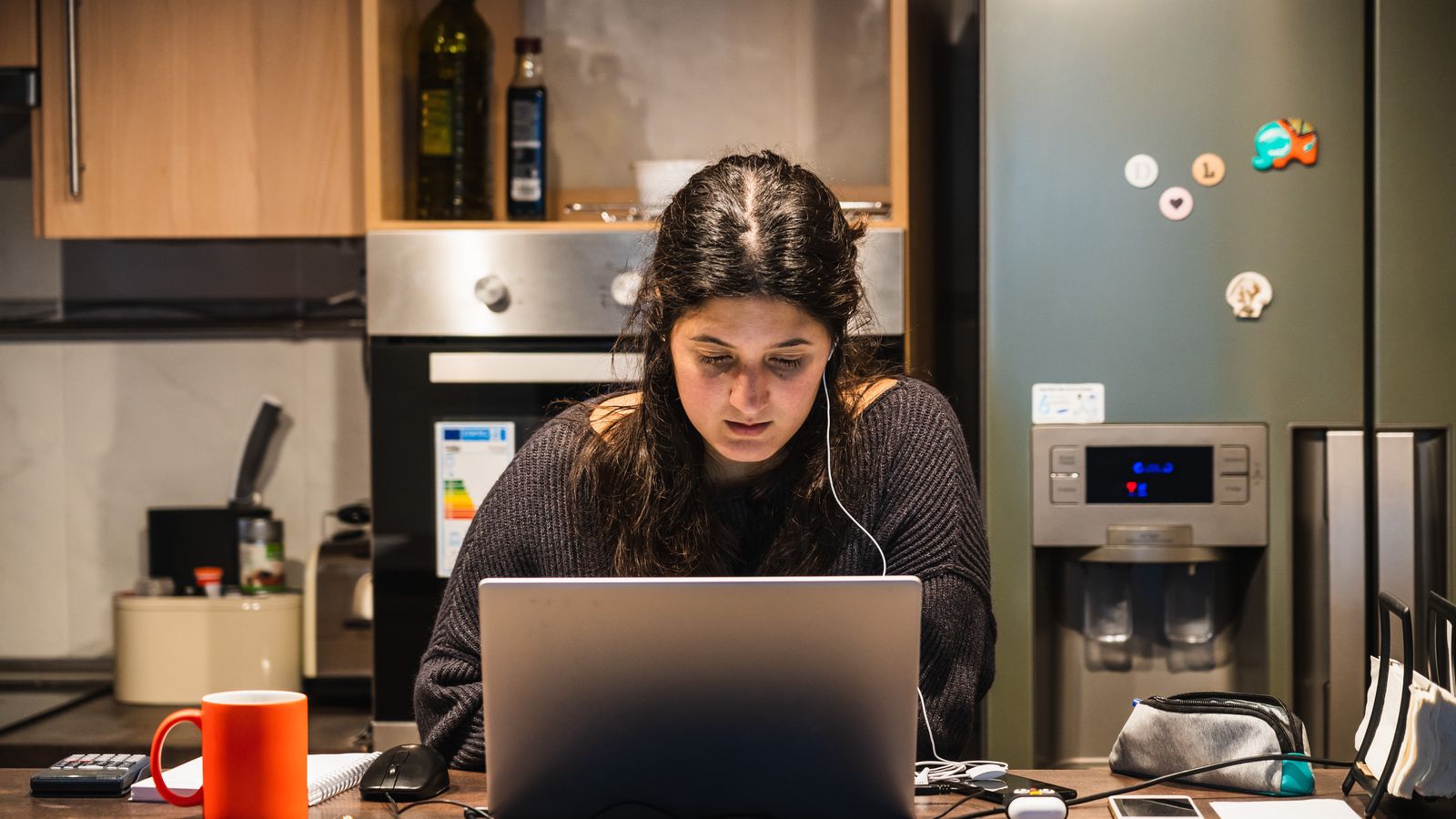 Imatge d'una dona teletreballant a casa