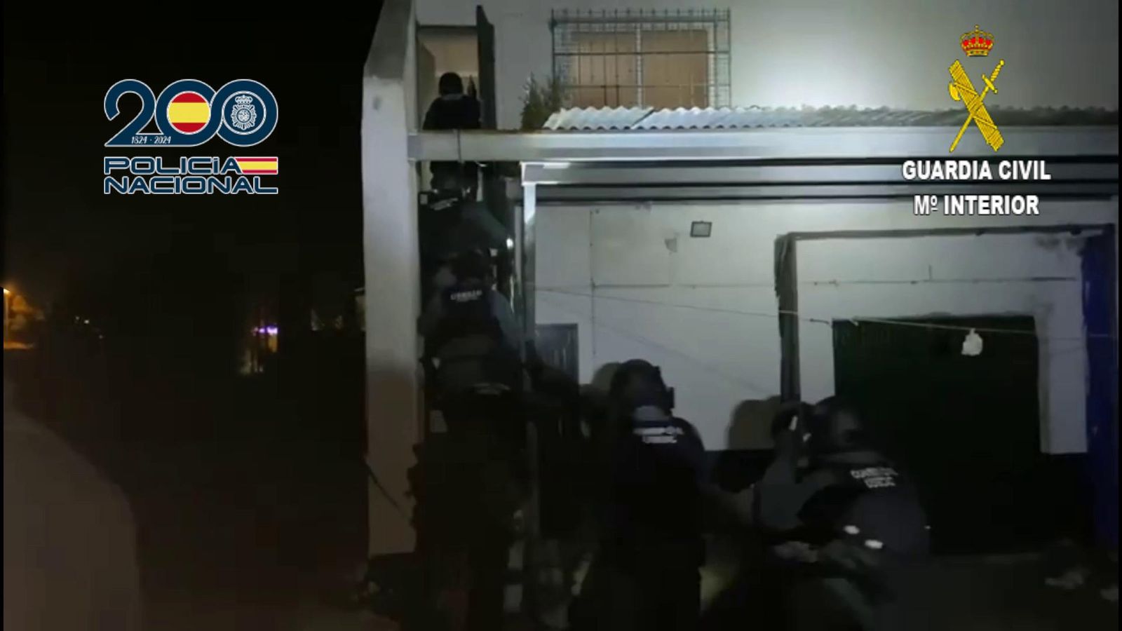 El dispositiu policial escorcolla una de les cases vinculades amb la xarxa delictiva