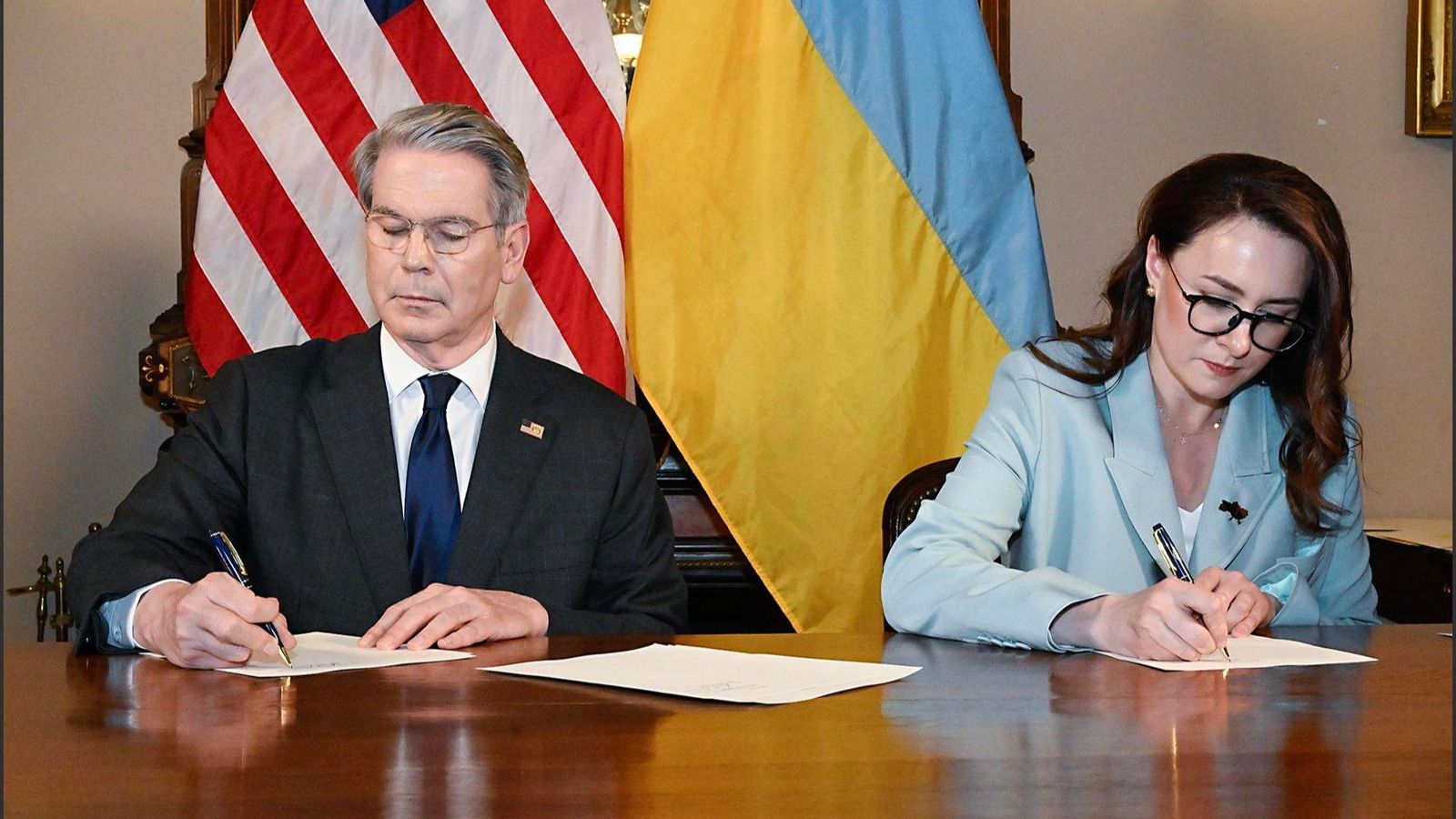 El secretari del Tresor, Scott Bessant, i la ministra d'Economia, Yulia Svyrydenko, signen el pacte