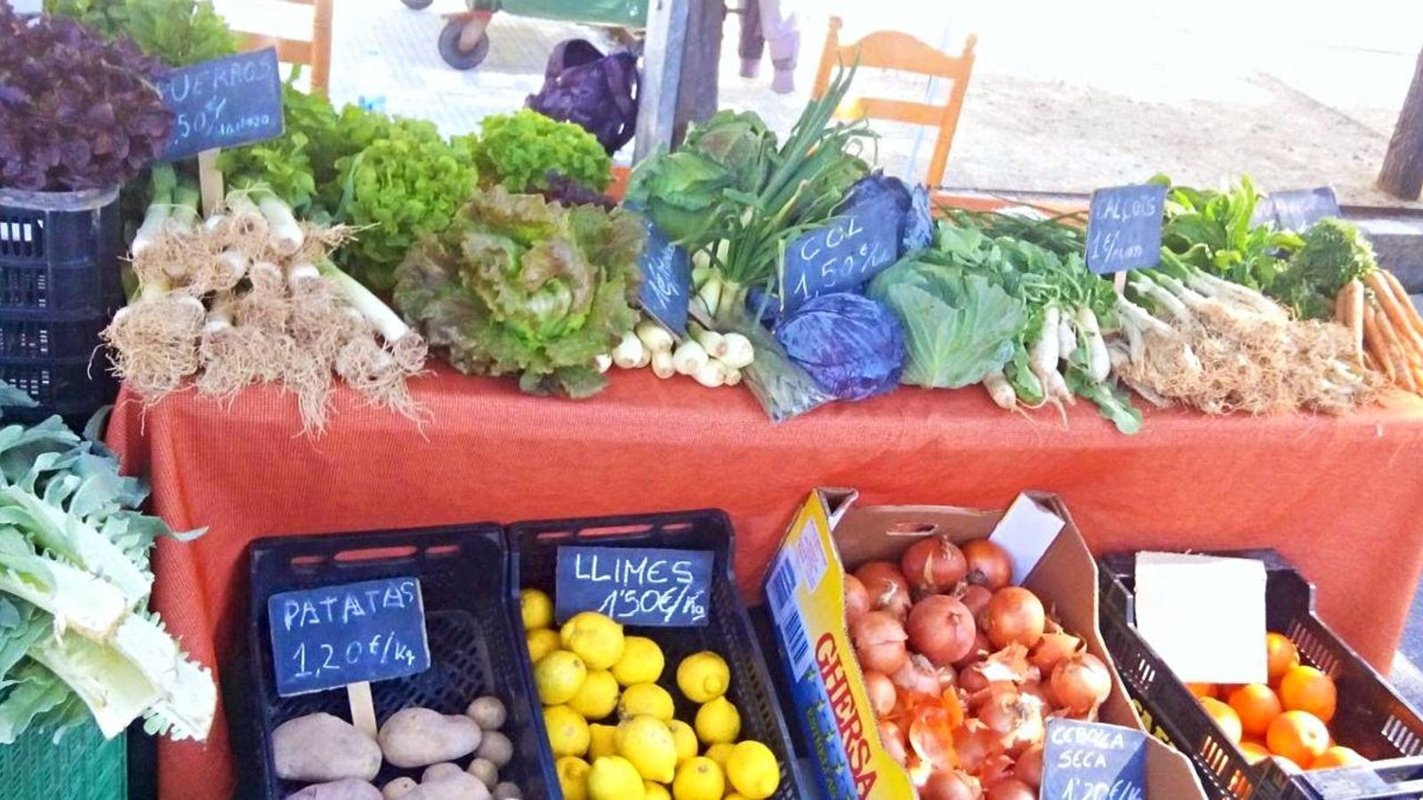 Una parada de fruita i verdura en un mercat ambulant