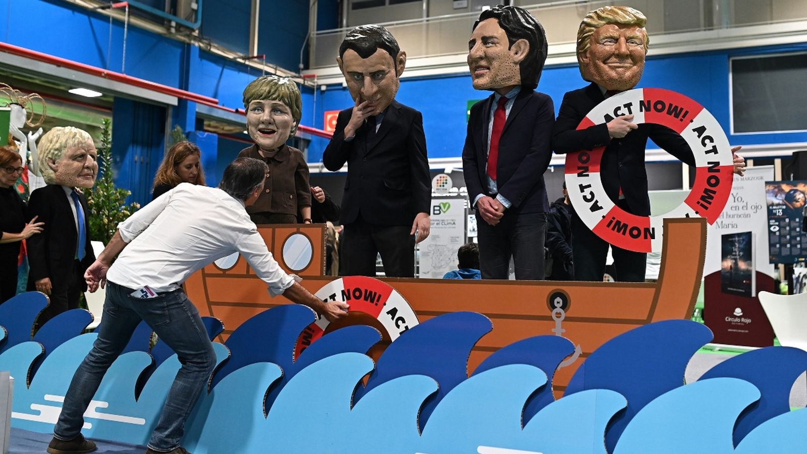 'Performance' organitzada per Oxfam Intermon amb cabuts que representen els líders mundials, aquest dimarts a la COP25