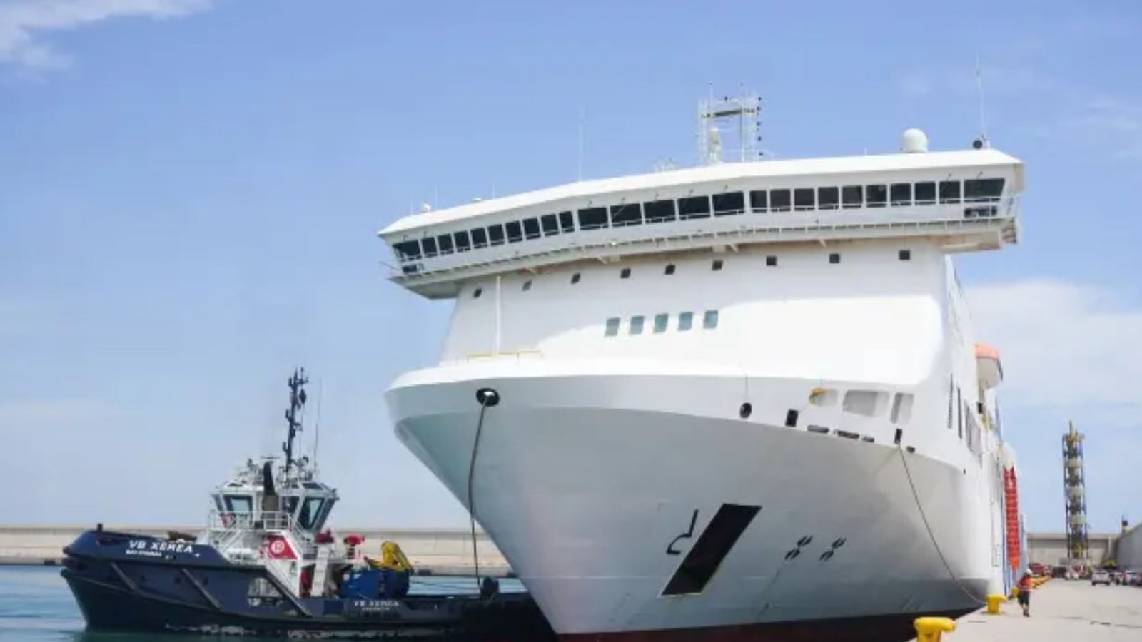 El vaixell de la naviliera GNV Tenacia, en el port de València