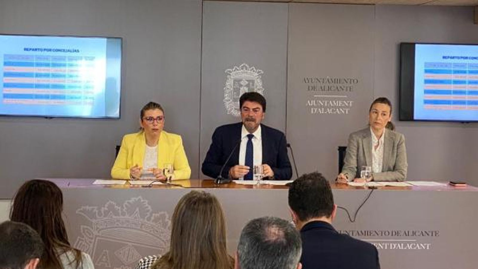 L'alcalde d'Alacant Luis Barcala (PP) i la vicealcaldessa Mari Carmen Sánchez (Cs), a l'esquerra, presenten els pressupostos