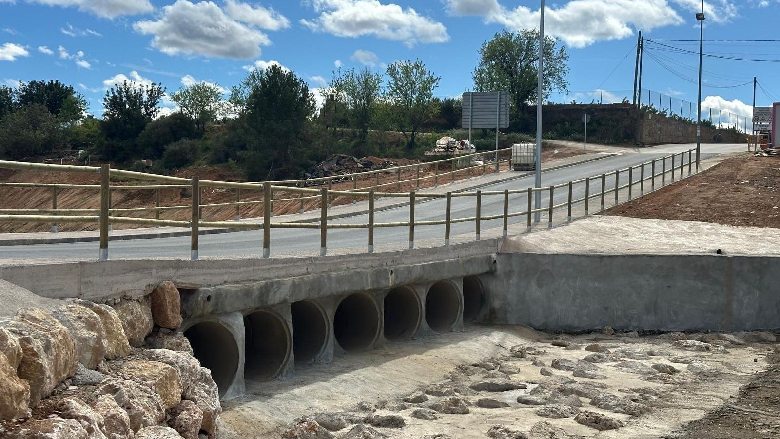 Accés a la urbanització El Pantà de Torrent