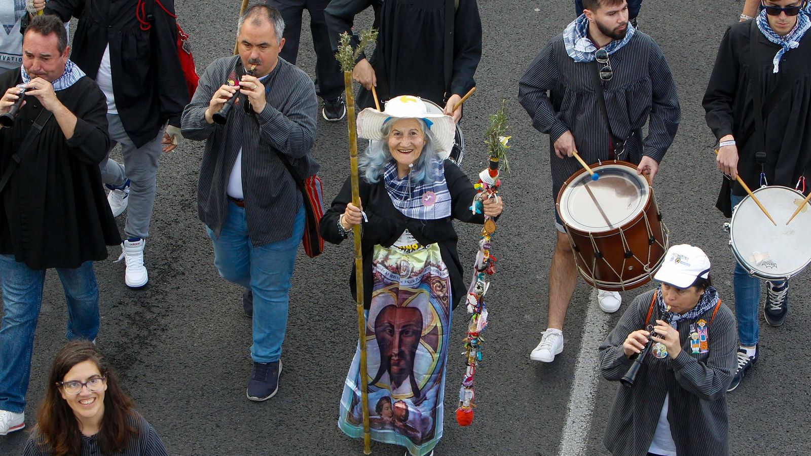 Una de les participants en la romeria, que s'ha caracteritzat per l'ambient festiu