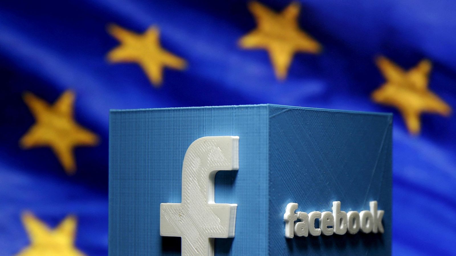 Logotip de Facebook imprés en 3D davant del logotip de la UE