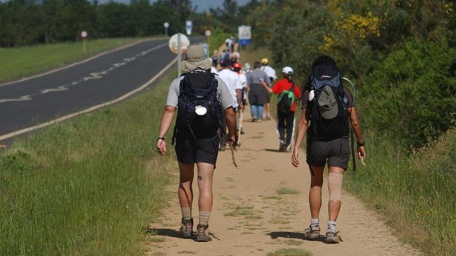 Uns pelegrins durant una de les etapes del Camí de Santiago Uns pelegrins durant una de les etapes del Camí de Santiago