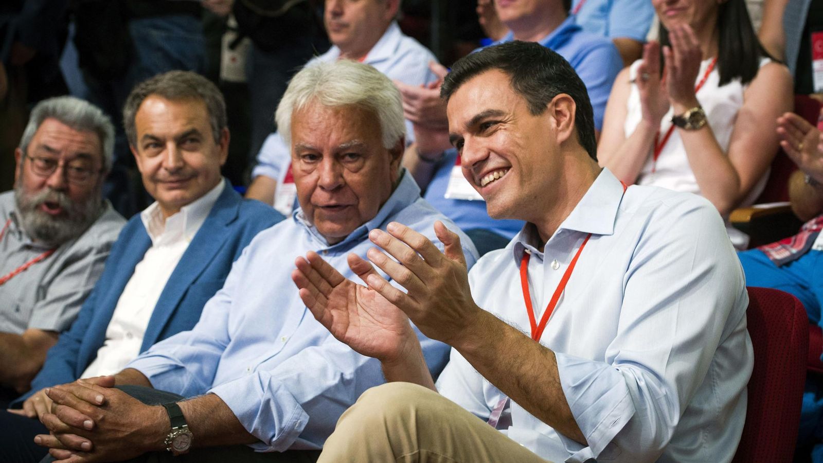 El president del govern espanyol Pedro Sánchez, acompanyat dels expresidents socialistes Felipe González i José Luis Rodríguez Zapatero en una acte de 2014