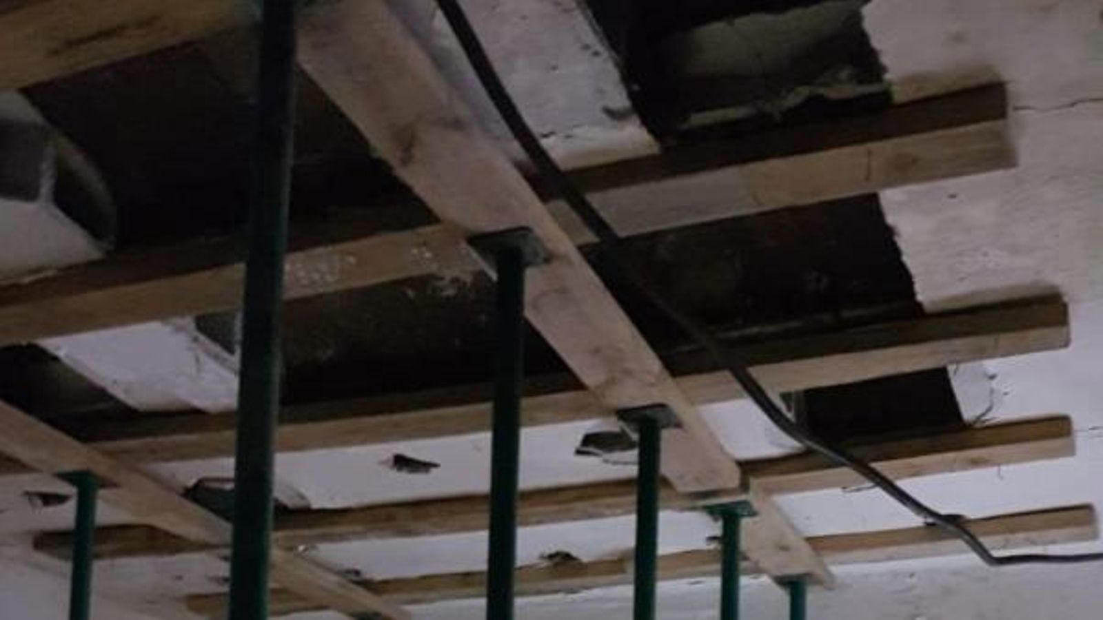 Desallotjats 12 habitatges en assolar-se el sostre d\'un pis a Sagunt