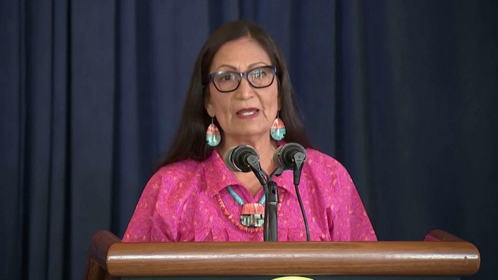 La secretària d'Interior dels Estats Units, Deb Haaland, durant la presentació de la investigació La secretària d'Interior dels Estats Units, Deb Haaland, durant la presentació de la investigació