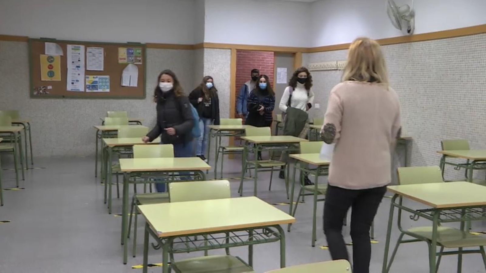 Els alumnes entren en una de les aules de l'IES Benicalap de València, un centre que no ha registrat cap contagi dins