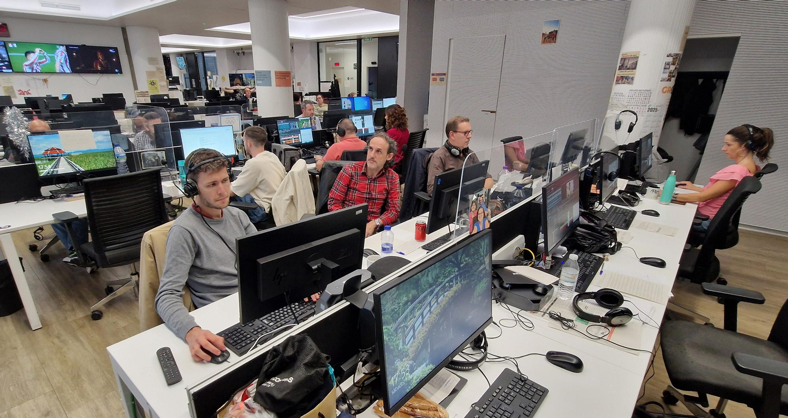 'La banda: Minut i resultat' oferix amb immediatesa l’actualitat futbolística gràcies al seguiment minut a minut de l'equip de redacció