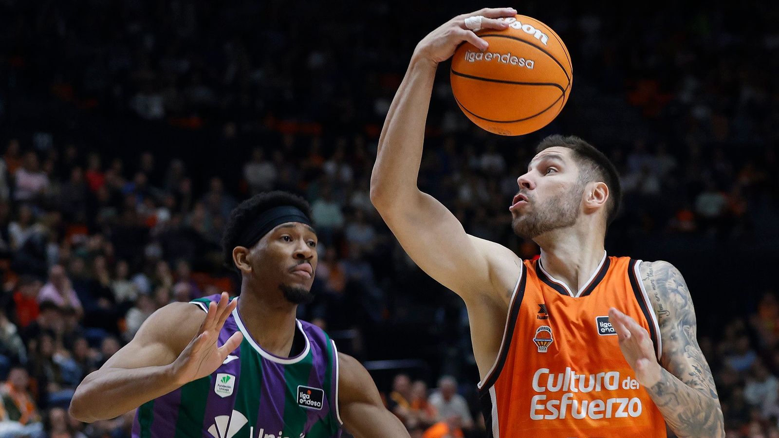 Taylor, en una acció defensiva amb Jovic