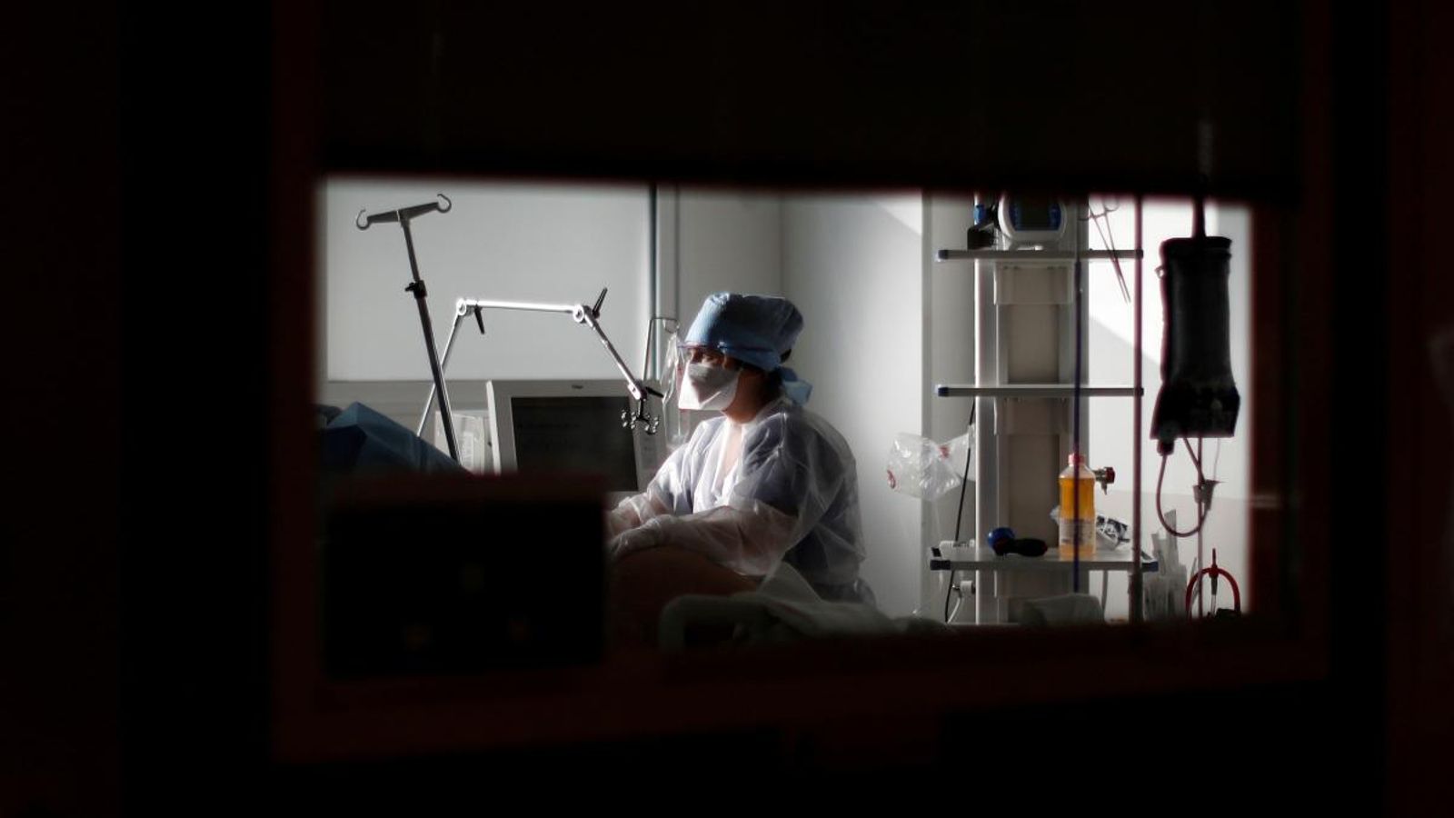 Una sanitària treballa en la unitat de cures intensives d'un hospital