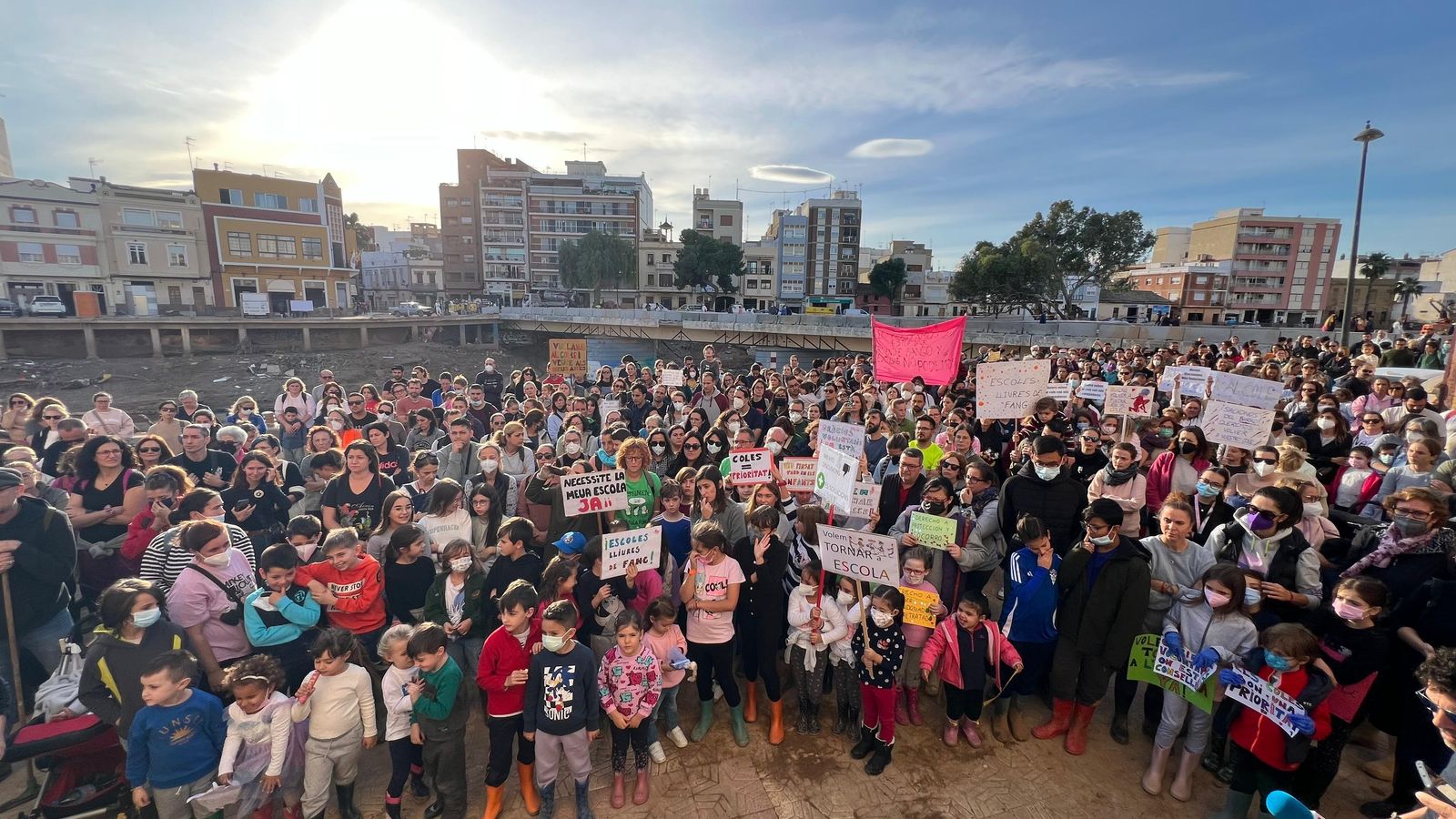 Centenars de manifestants demanen explicacions a la Conselleria d'Educació per la gestió de la DANA