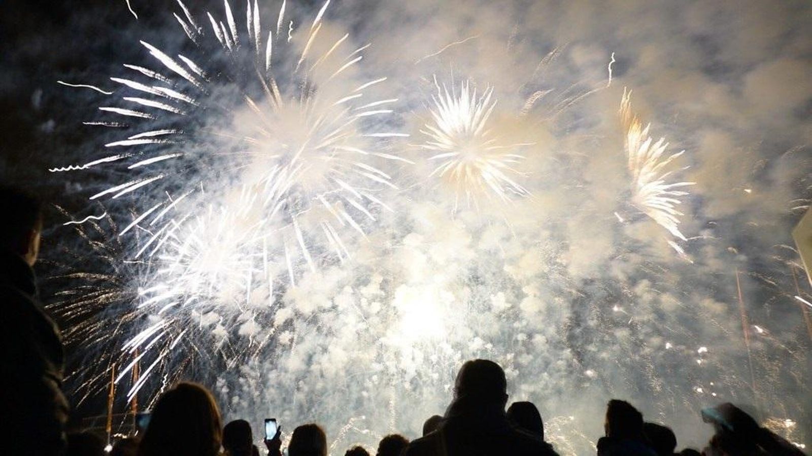 Un castell de focs artificials a València (arxiu)