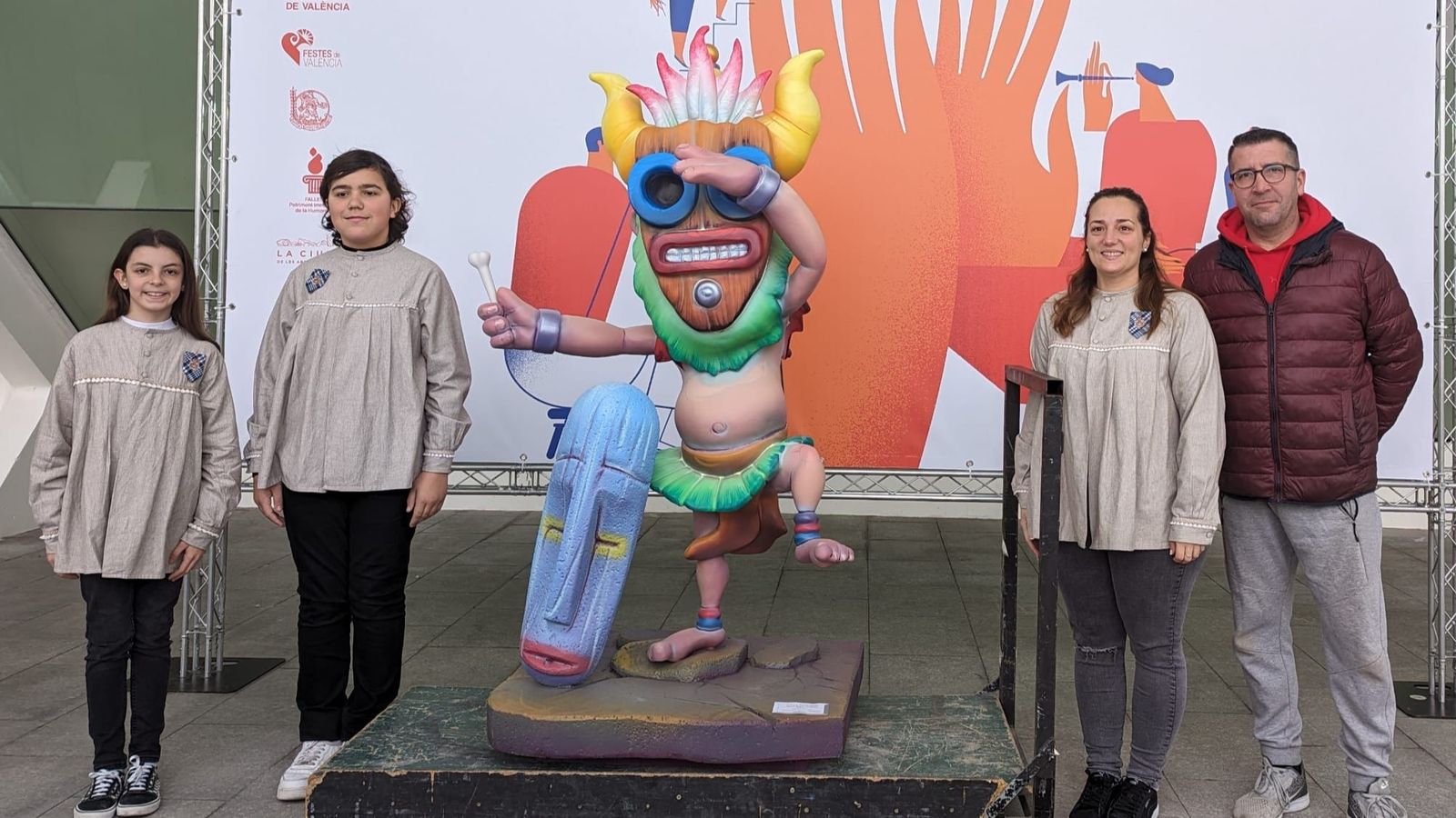 Els representants de la comissió Poeta Emili Baró - Enric Ginesta inauguraven l'entrega dels ninots de les falles grans