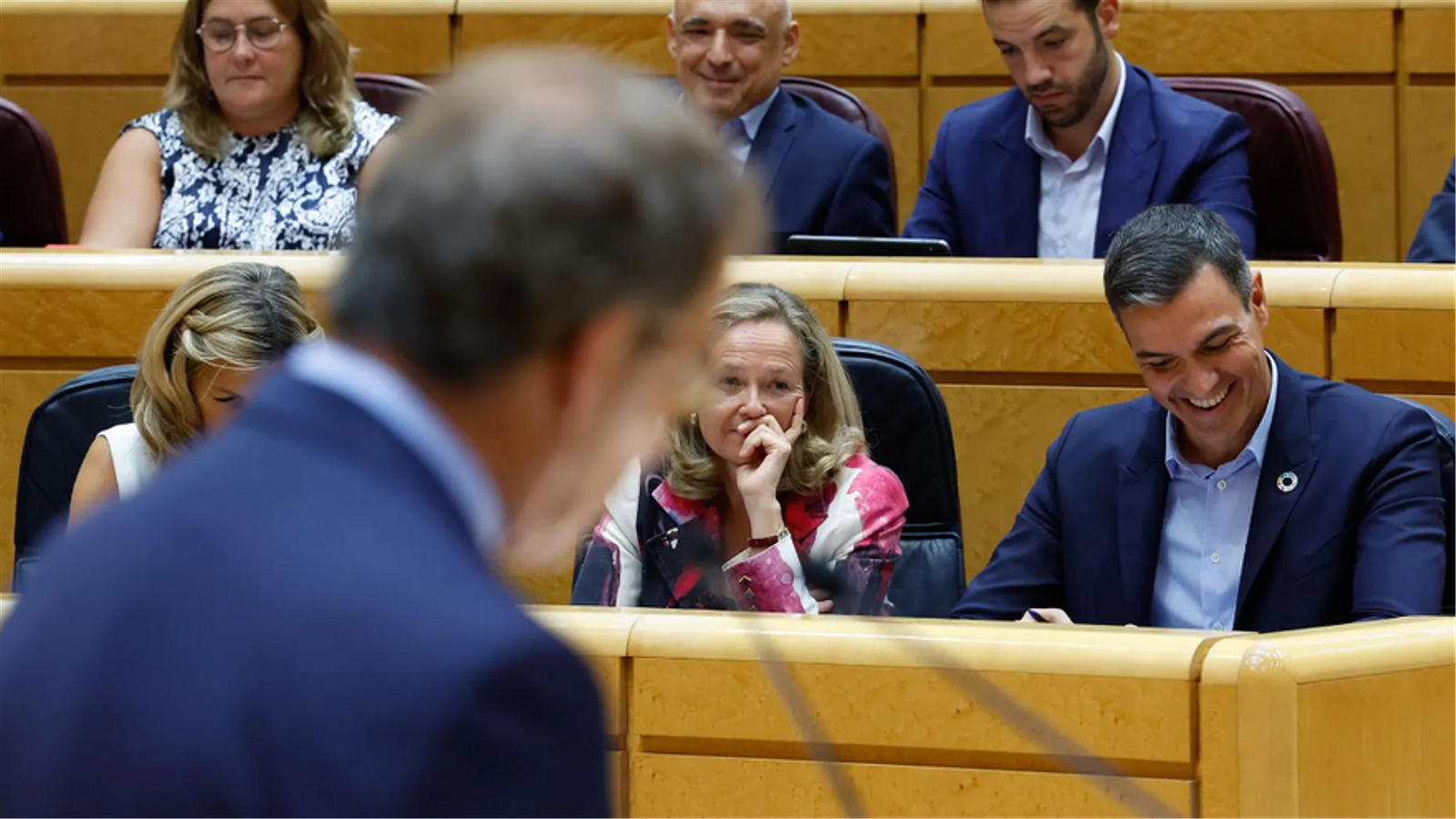 Pedro Sánchez escolta Alberto Núñez Feijóo, al Senat, el passat 18 d'octubre / Efe