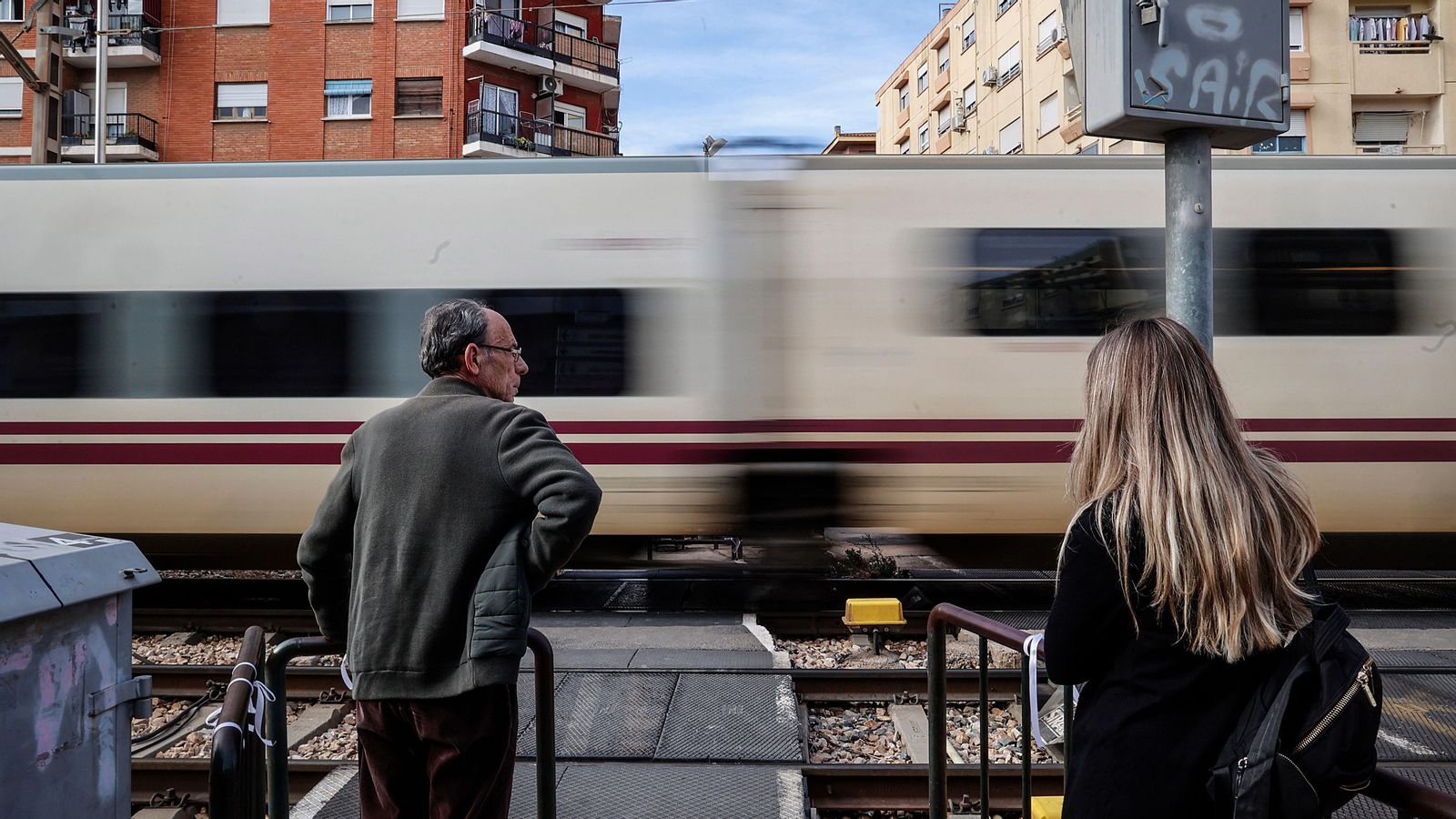 Imatge d’arxiu d’un tren creuant el pas a nivell d'Alfafar Imatge d’arxiu d’un tren creuant el pas a nivell d'Alfafar