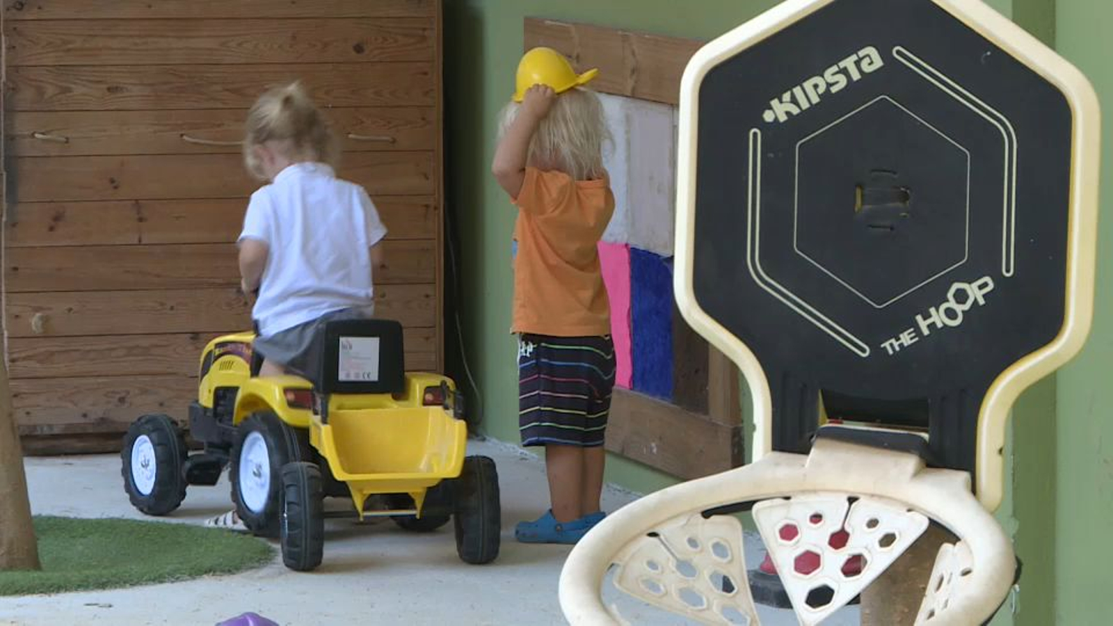 Xiquets i xiquetes juguen a l'escola