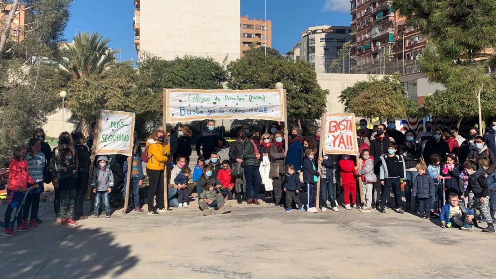 Els pares i mares d'alumnes del col·legi Benalua es concentren per evitar més robatoris