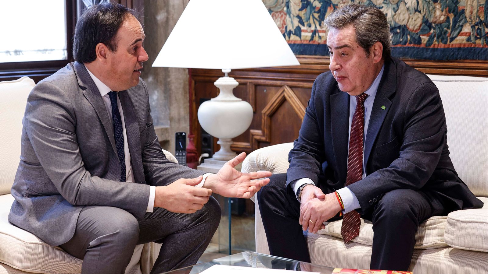 Pérez Llorca, a l'esquerra, i José María Llanos, conversen en una reunió que van mantindre en gener en el Palau de la Generalitat