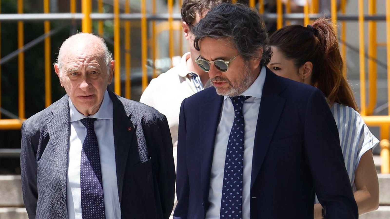 L'exministre, Fernández Díaz, a l'esquerre, amb el seu advocat
