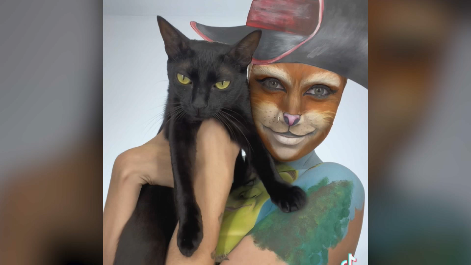 Nuria Adraos amb un dels seus gats durant el maquillatge en què es transformava en El Gat amb Botes'