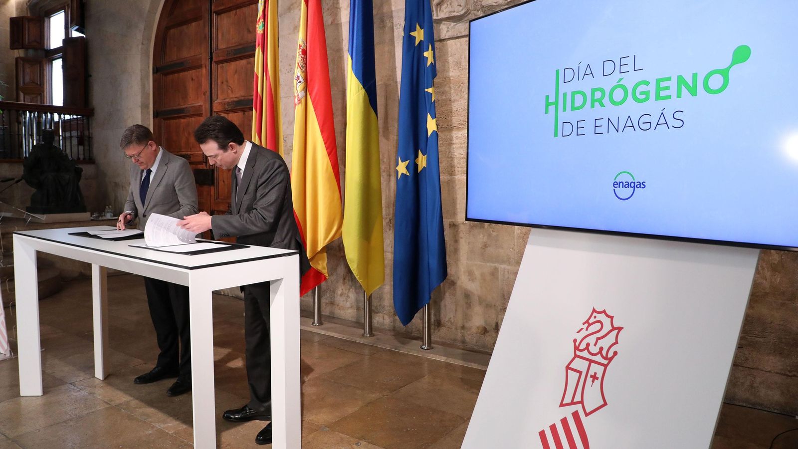 El president de la Generalitat i el conseller delegat d'Enagàs signen l'acord