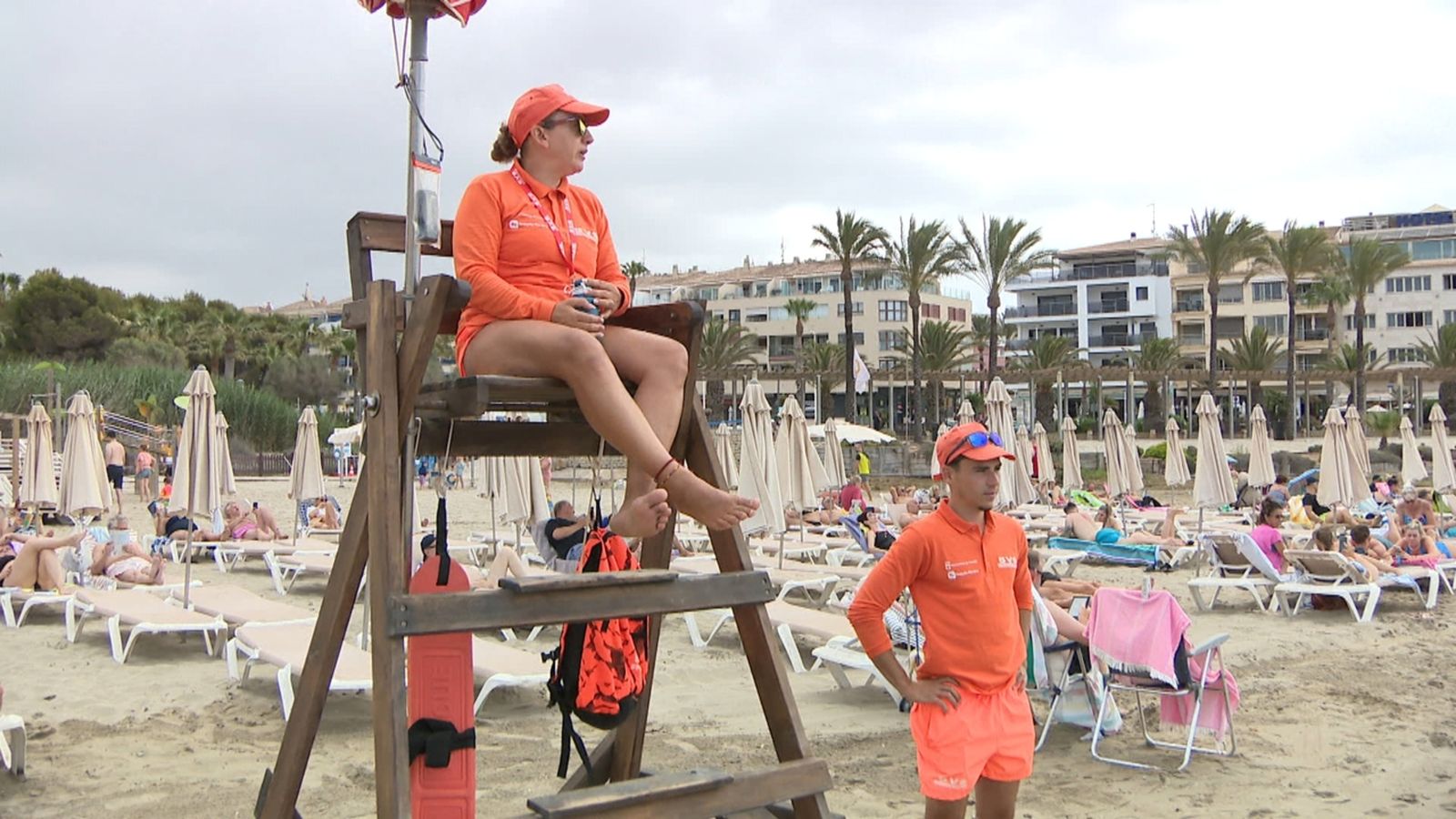Socorristes a la platja de l'Ampolla, a Moraira