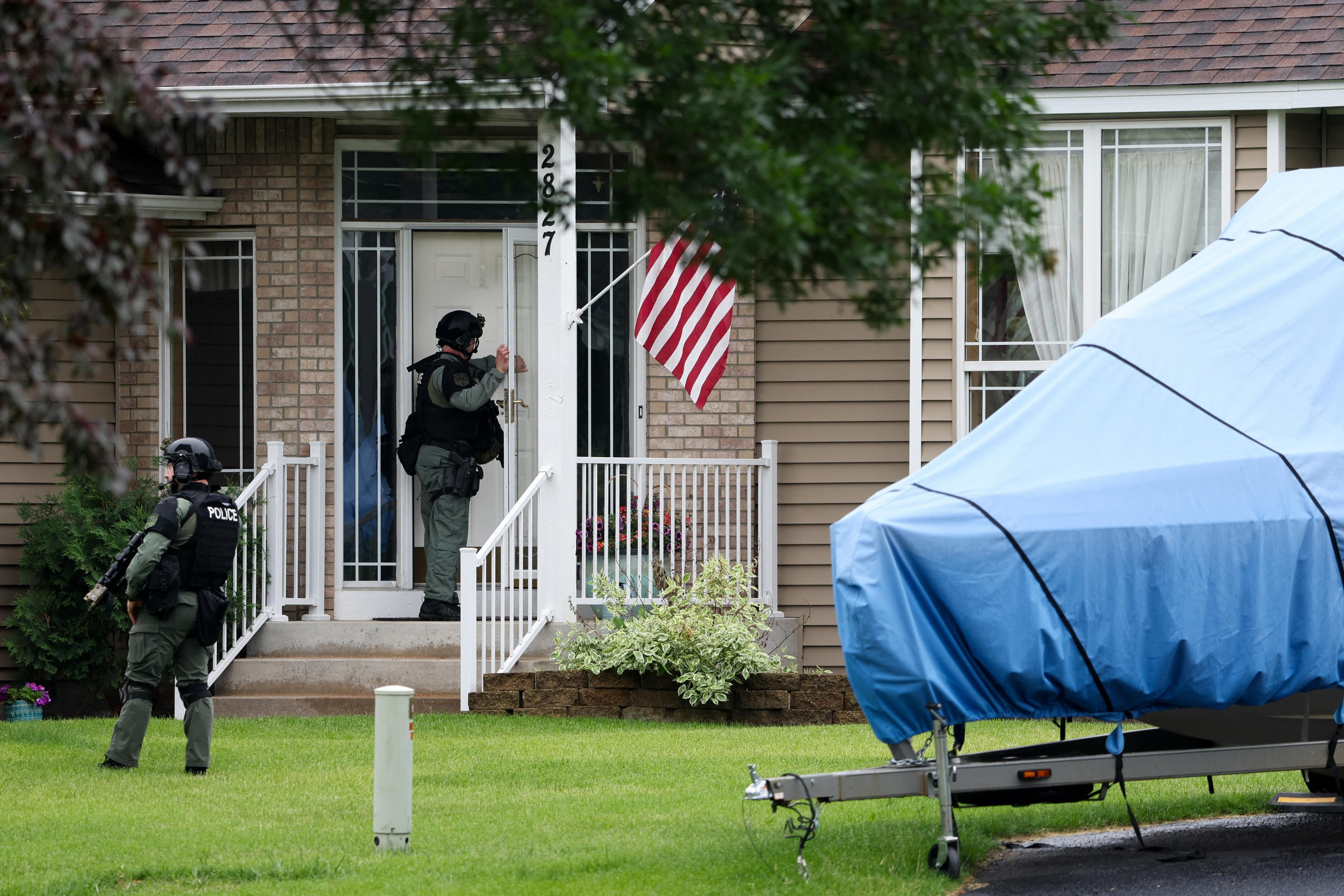 Agents pregunten en l'àrea de l'Edinburgh Golf Course, a Minnesota, després del tiroteig que ha matat una congressista demòcrata i el seu home Agents pregunten en l'àrea de l'Edinburgh Golf Course, a Minnesota, després del tiroteig que ha matat una congressista demòcrata i el seu home