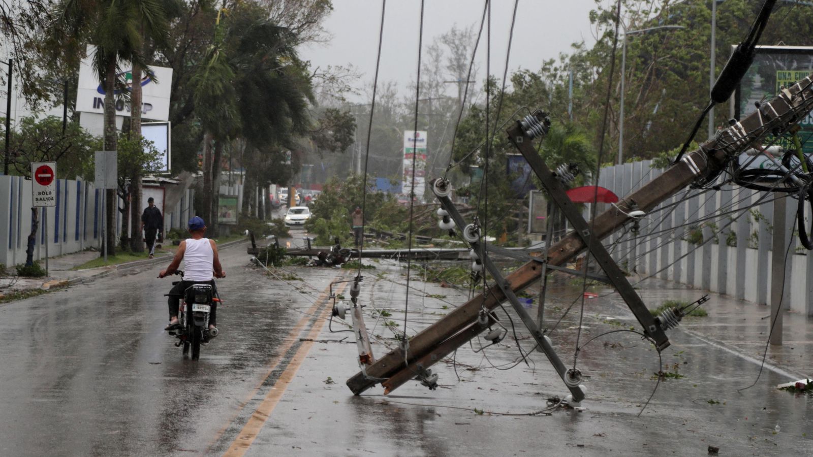 Pals de la línia elèctrica tombats a Higuey, República Dominicana