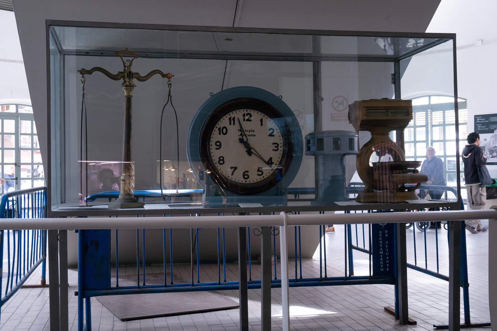 El rellotge que hi havia al Mercat Central i l'alarma que no va sonar el dia del bombardeig del 25 de maig