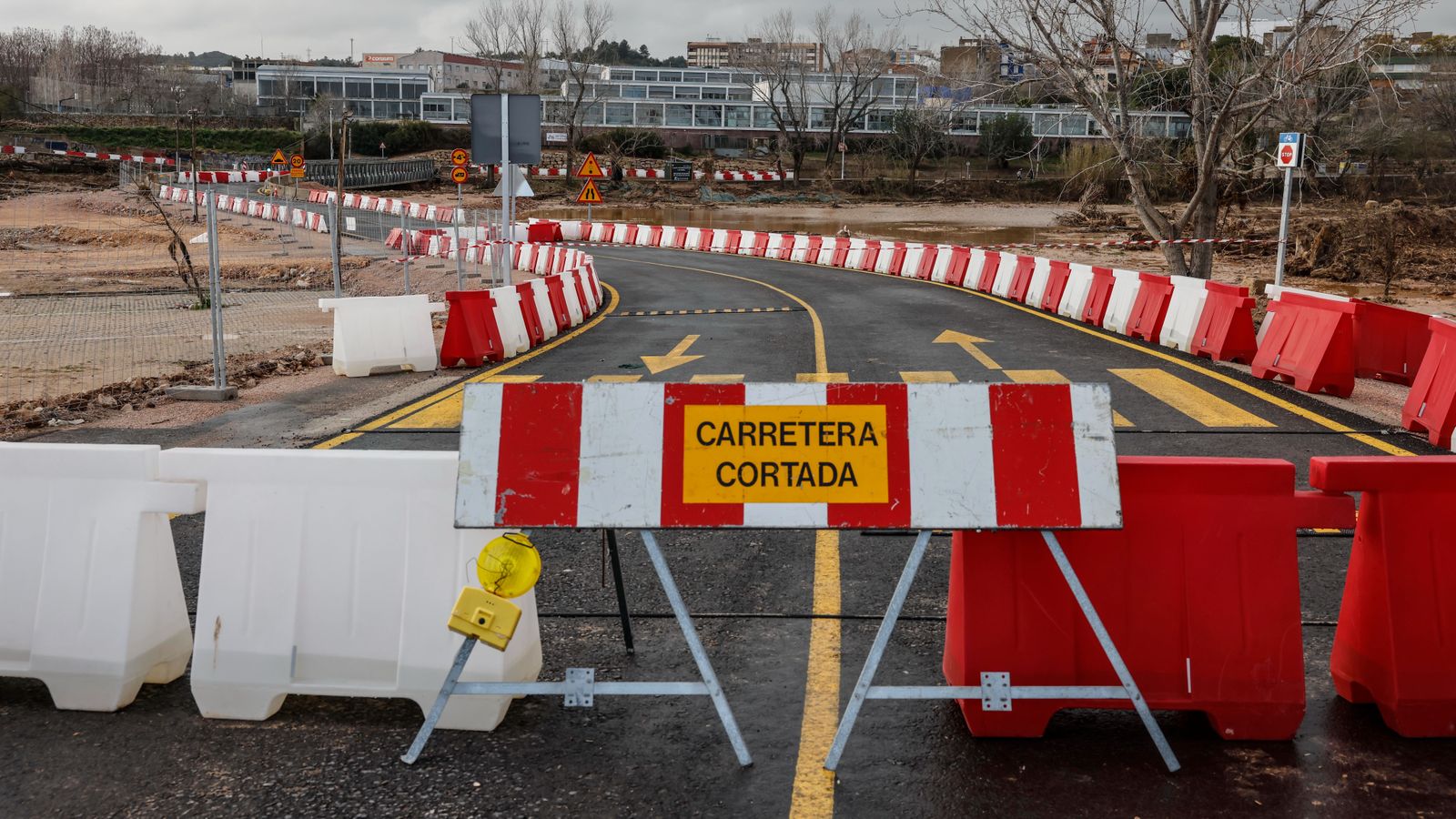 Una de les carreteres, al terme de Riba Roja de Túria, tallada perquè travessa el llit del Túria